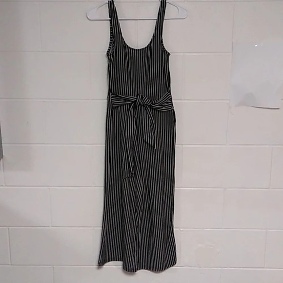 CHARLOTTE RUSSE WIDE LEG CROP, STRETCHY, SCOOPNECK, SLEEVLESS JUMPSUIT - Picture 1 of 7